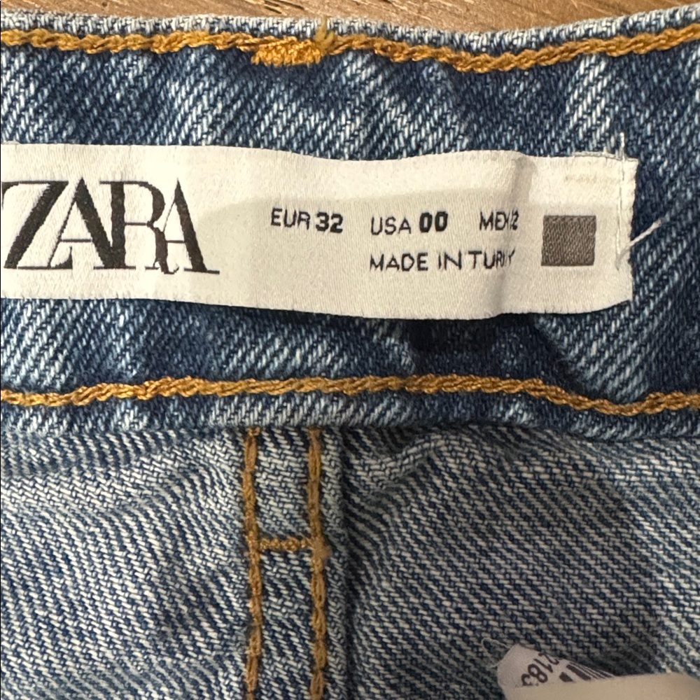 Zara High Waisted Distressed Denim Shorts Frayed Hem Light Wash Size 00 - Picture 3 of 5